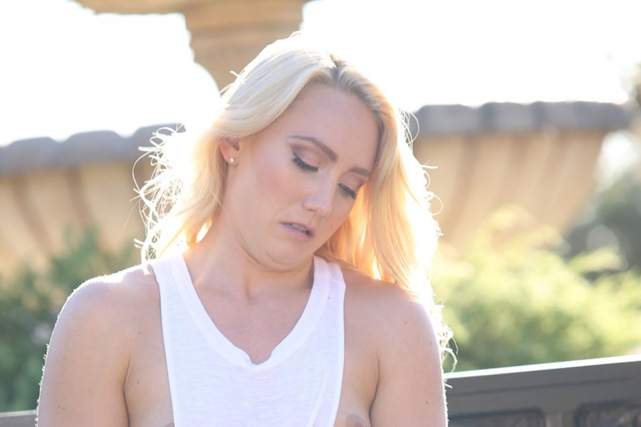 Model Blonde American babe in Gitega