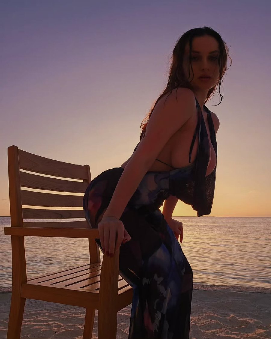 Sexy girl Miranda Faith nude in Gitega