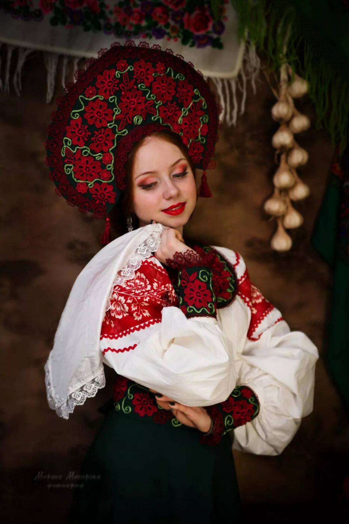 Women in Slavic costumes underwear in Gitega